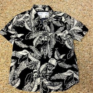 Little rocker Old Navy shorts sleeve button up T-shirt for boys